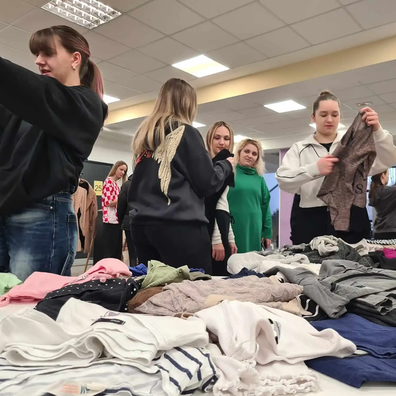 Čakovečki gimnazijalci organizirali sajam rabljene odjeće (4) Čakovečki gimnazijalci organizirali sajam rabljene odjeće (4)