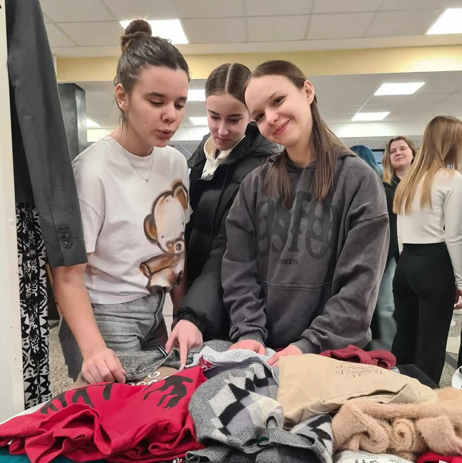 Čakovečki gimnazijalci organizirali sajam rabljene odjeće (5) Čakovečki gimnazijalci organizirali sajam rabljene odjeće (5)
