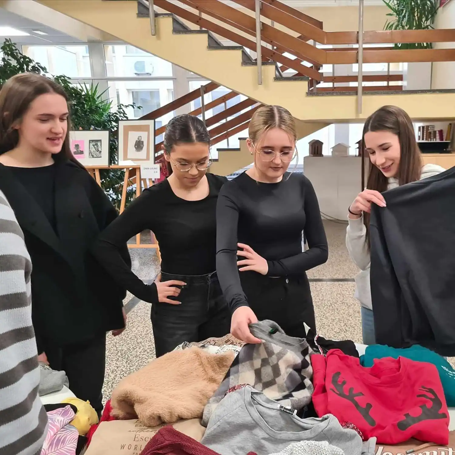 Čakovečki gimnazijalci organizirali sajam rabljene odjeće (6) Čakovečki gimnazijalci organizirali sajam rabljene odjeće (6)