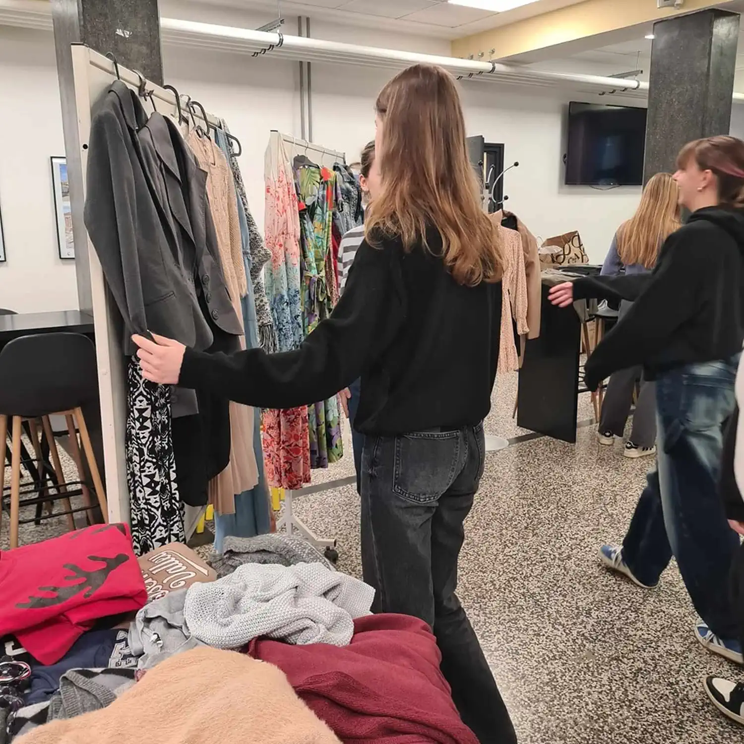 Čakovečki gimnazijalci organizirali sajam rabljene odjeće (8) Čakovečki gimnazijalci organizirali sajam rabljene odjeće (8)