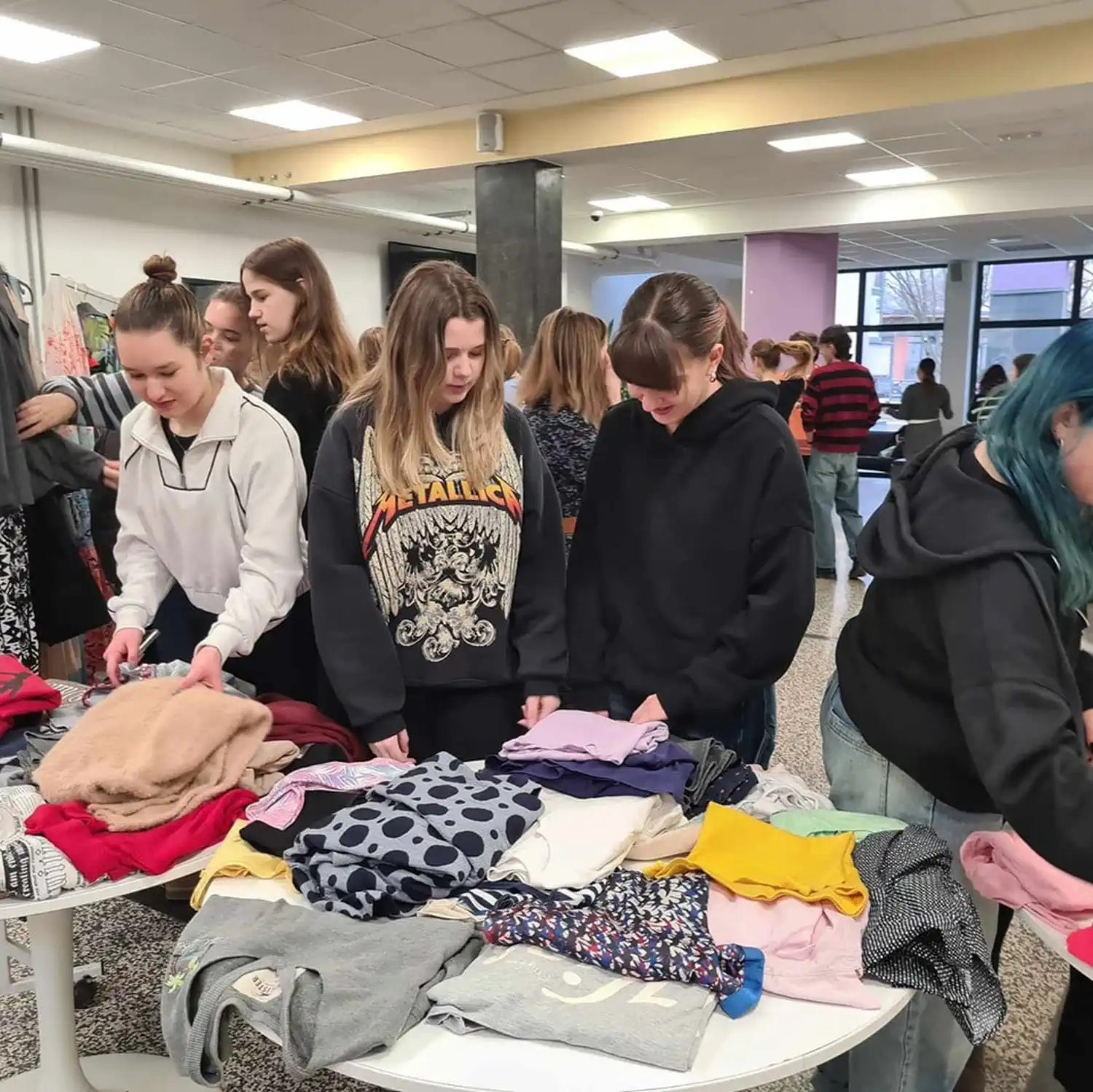 Čakovečki gimnazijalci organizirali sajam rabljene odjeće (9) Čakovečki gimnazijalci organizirali sajam rabljene odjeće (9)