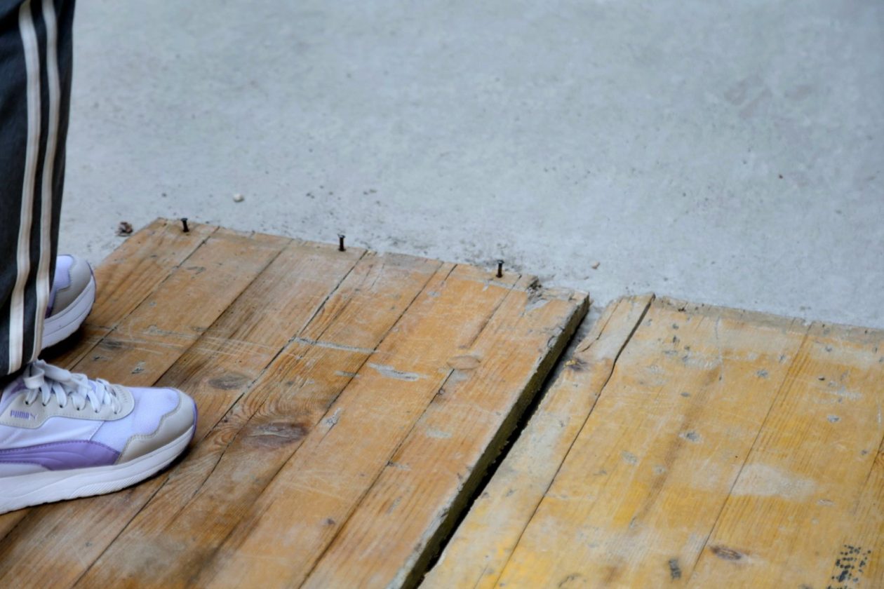 Čavli čavao daska ispred CZK Čakovec centar (1) Čavli čavao daska ispred CZK Čakovec centar (1)