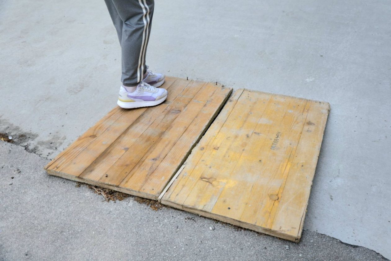 Čavli čavao daska ispred CZK Čakovec centar (2) Čavli čavao daska ispred CZK Čakovec centar (2)