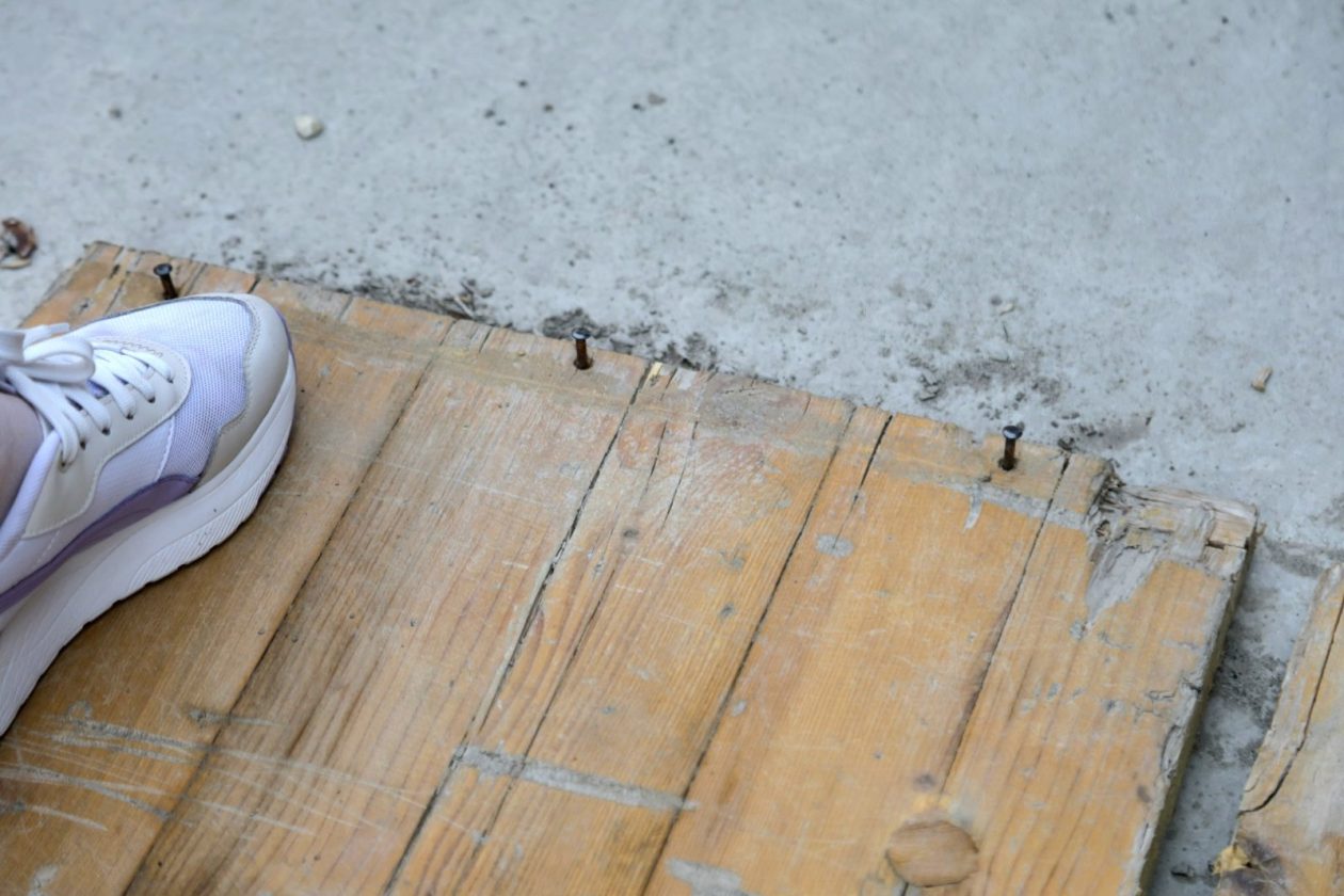 Čavli čavao daska ispred CZK Čakovec centar (3) Čavli čavao daska ispred CZK Čakovec centar (3)