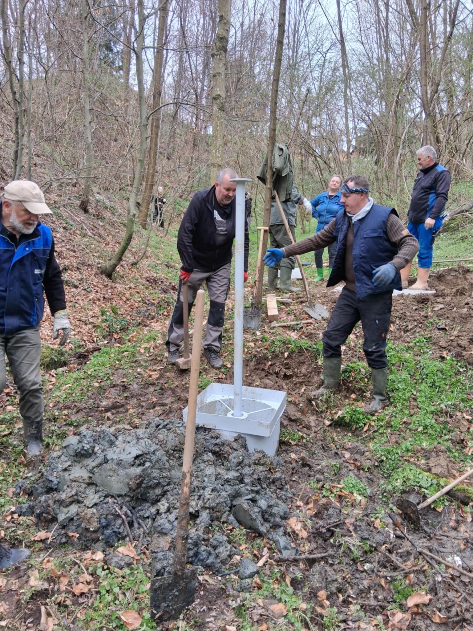 Članovi Udruge Okus očistili izvor vode Postavljen simbolični bunar (1) Članovi Udruge Okus očistili izvor vode Postavljen simbolični bunar (1)