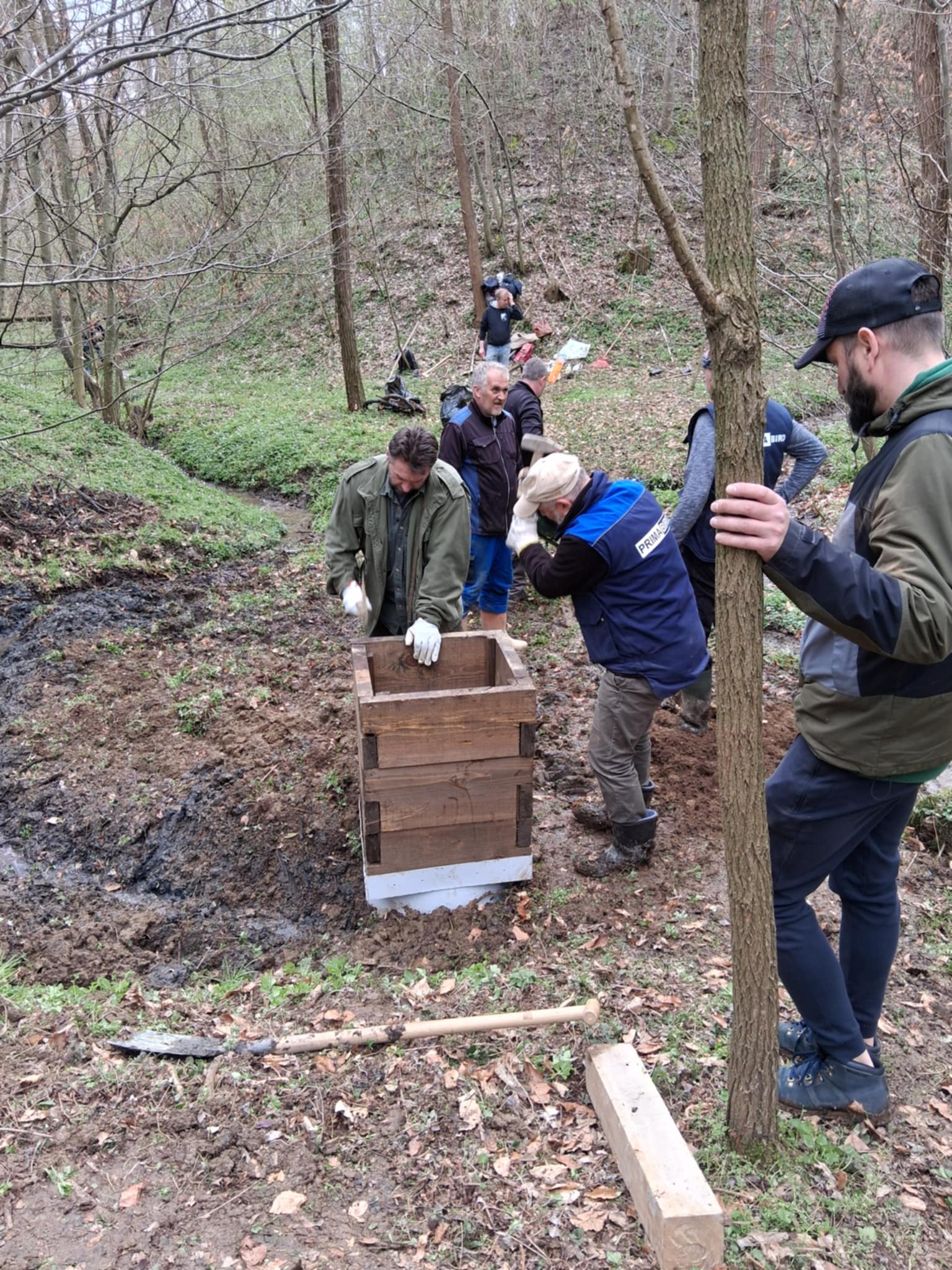 Članovi Udruge Okus očistili izvor vode Postavljen simbolični bunar (2) Članovi Udruge Okus očistili izvor vode Postavljen simbolični bunar (1)