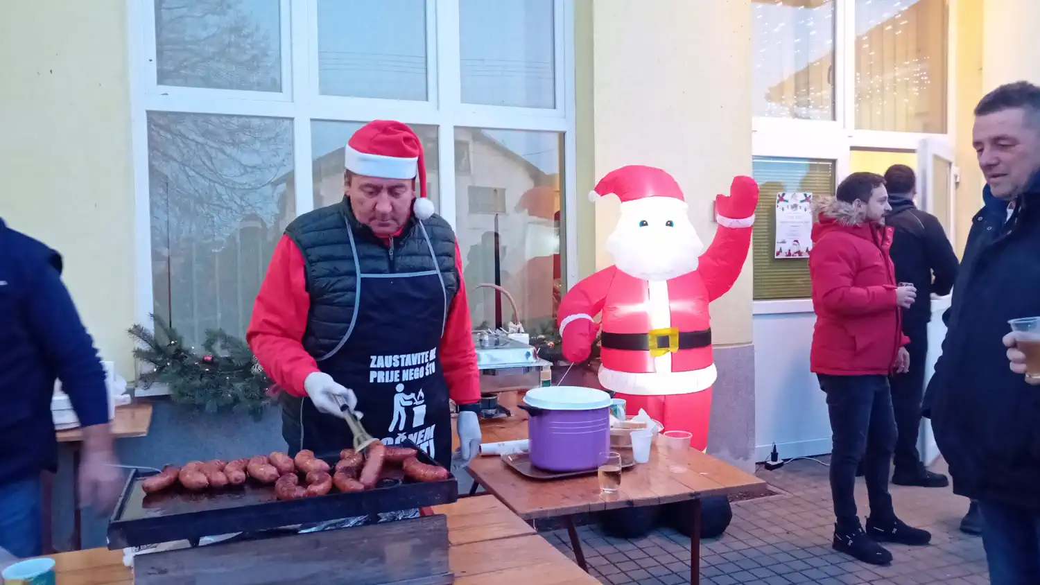 Črečan u mirisu kobasica i predblagdanskog duha Nikolinje uz Radovana i Peju (6) Črečan u mirisu kobasica i predblagdanskog duha Nikolinje uz Radovana i Peju (6)