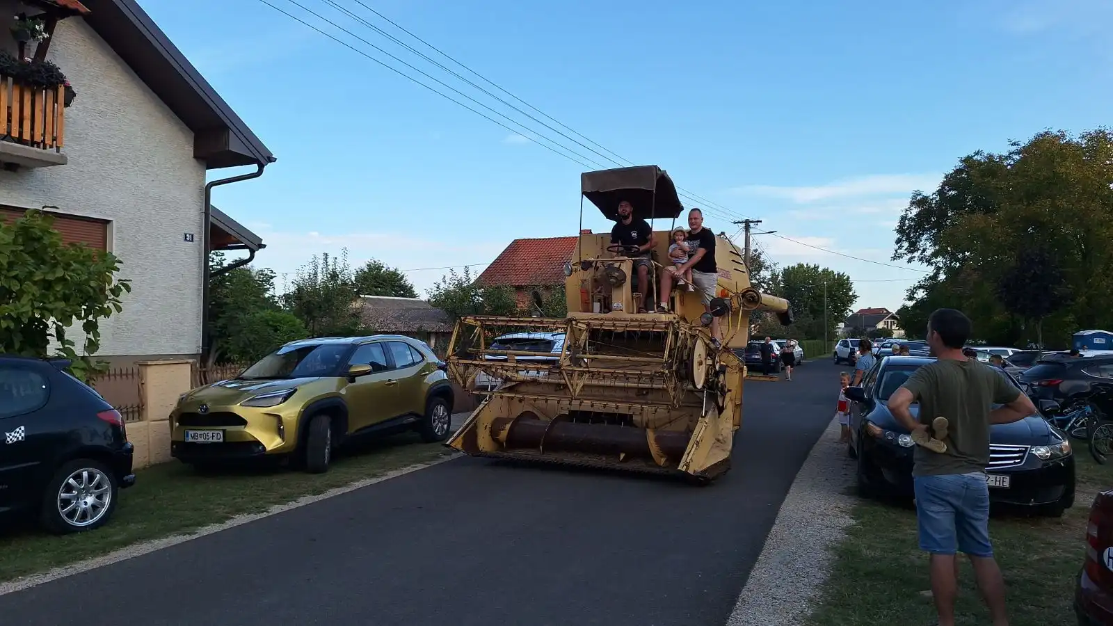 Črna pešta 2024. povorka oldtimera (10) Črna pešta 2024. povorka oldtimera (10)