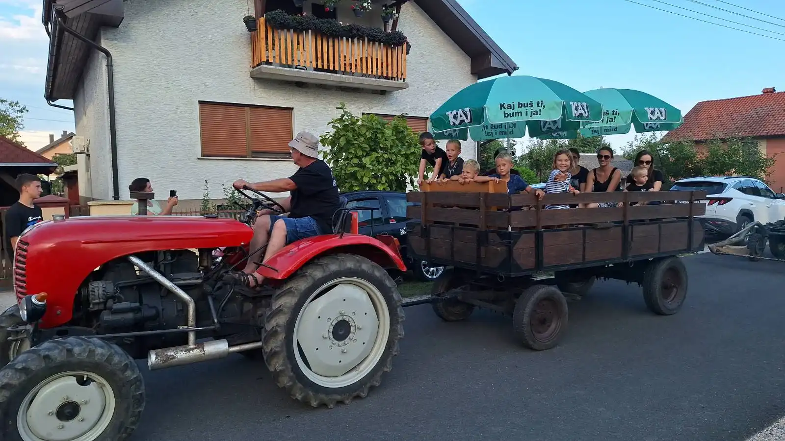 Črna pešta 2024. povorka oldtimera (2) traktor Črna pešta 2024. povorka oldtimera (2) traktor