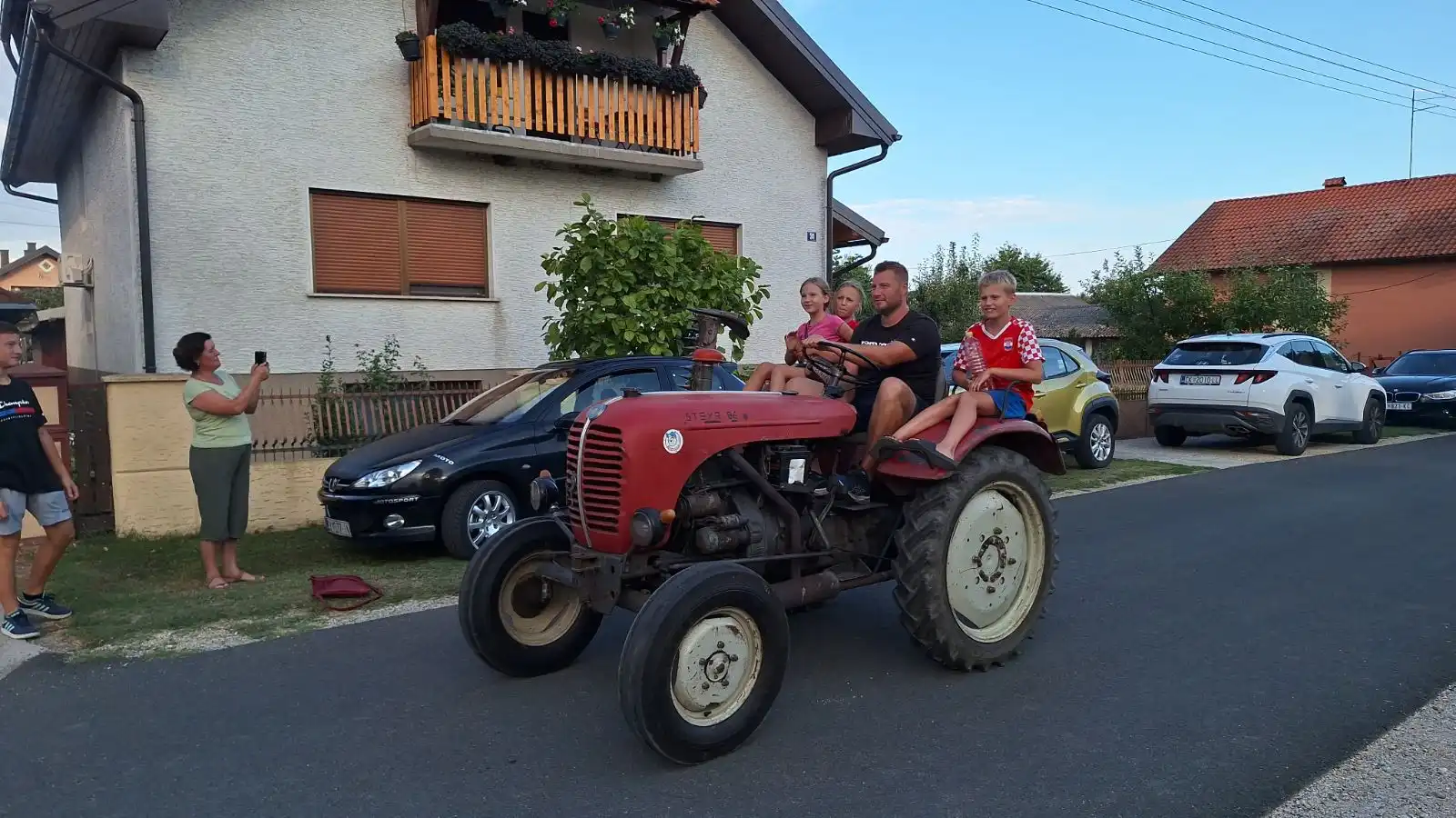 Črna pešta 2024. povorka oldtimera (4) Črna pešta 2024. povorka oldtimera (4)