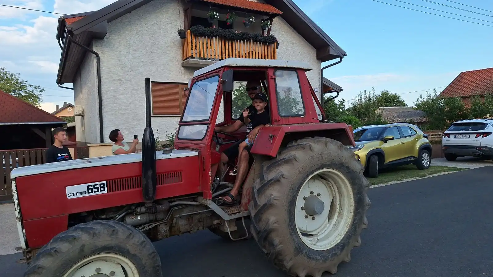 Črna pešta 2024. povorka oldtimera (5) traktor Črna pešta 2024. povorka oldtimera (5) traktor