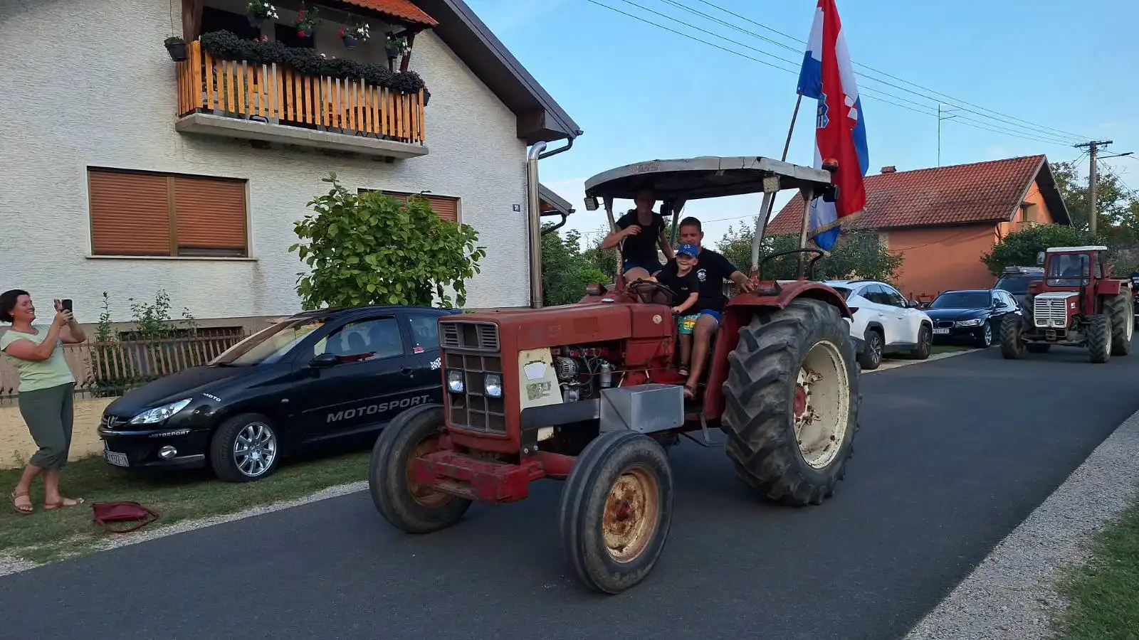 Črna pešta 2024. povorka oldtimera (6) traktor Črna pešta 2024. povorka oldtimera (6) traktor