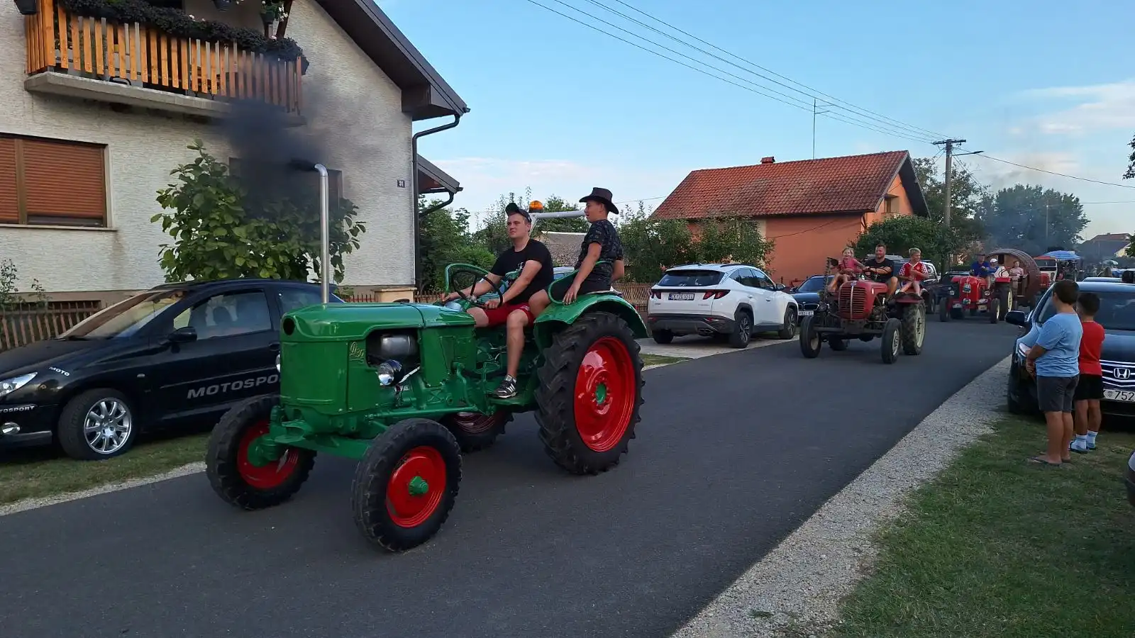 Črna pešta 2024. povorka oldtimera (7) traktor Črna pešta 2024. povorka oldtimera (7) traktor