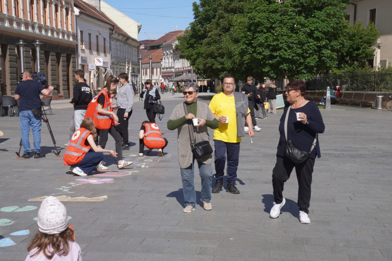 Crveni križ volonteri (1) Crveni križ volonteri (1)