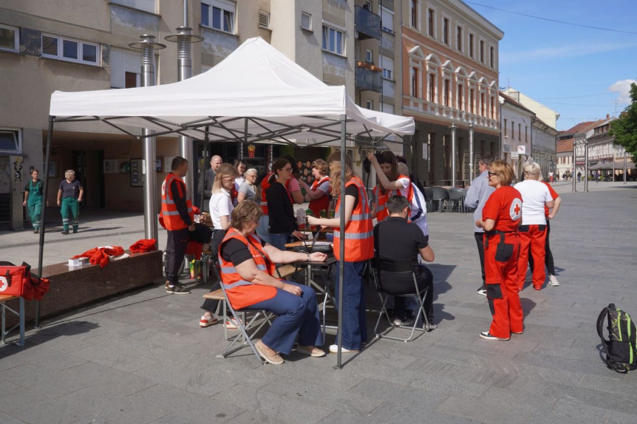 Crveni križ volonteri (23) Crveni križ volonteri (23)