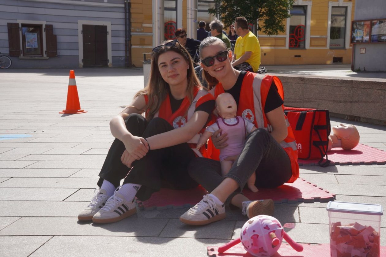 Crveni križ volonteri (28) Crveni križ volonteri (28)