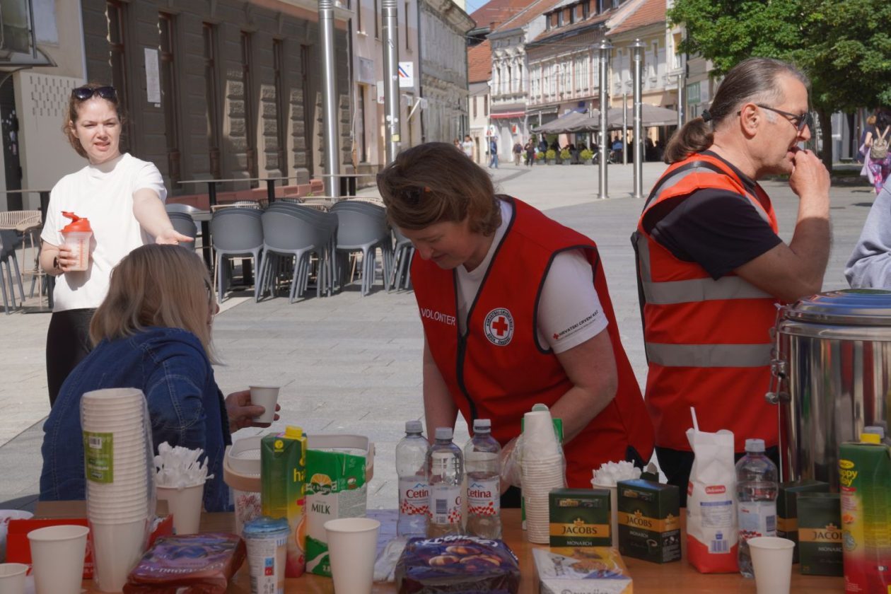 Crveni križ volonteri (32) Crveni križ volonteri (32)