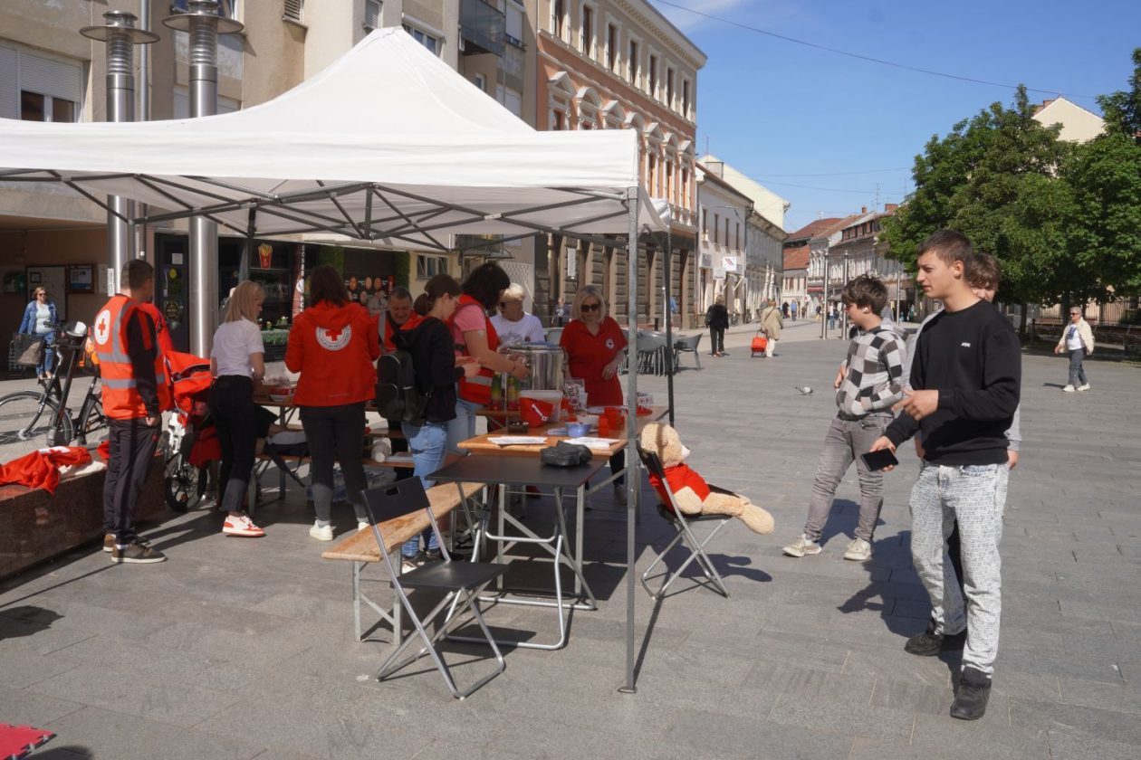 Crveni križ volonteri (6) Crveni križ volonteri (6)