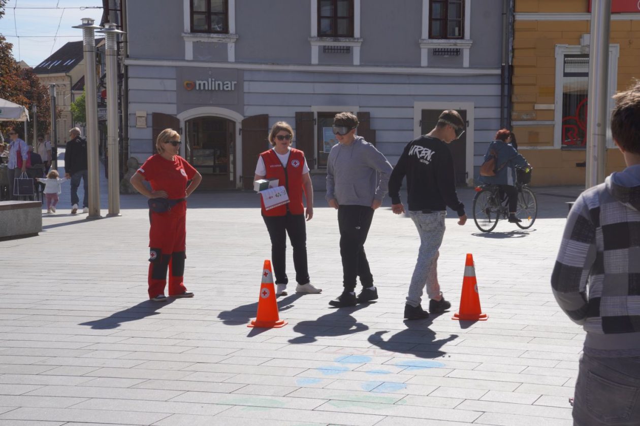 Crveni križ volonteri (9) Crveni križ volonteri (9)