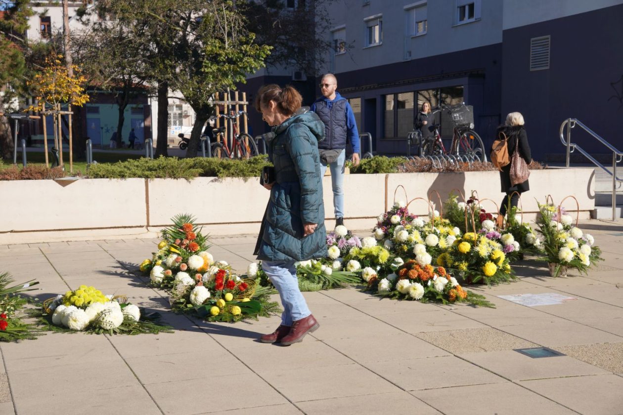Cvijeće svi sveti krizanteme lončanice aranžmani (22)