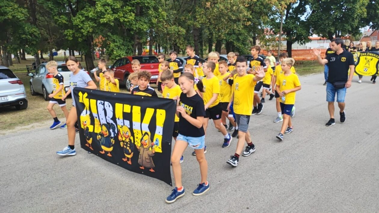 DAN MJESTA Savska Ves slavila uz budnicu, mimohod i nogomet (1) DAN MJESTA Savska Ves slavila uz budnicu, mimohod i nogomet (1)