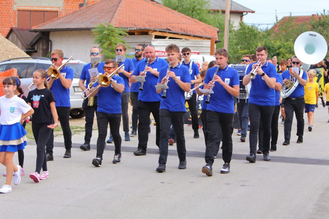 DAN MJESTA Savska Ves slavila uz budnicu, mimohod i nogomet (21) DAN MJESTA Savska Ves slavila uz budnicu, mimohod i nogomet (21)