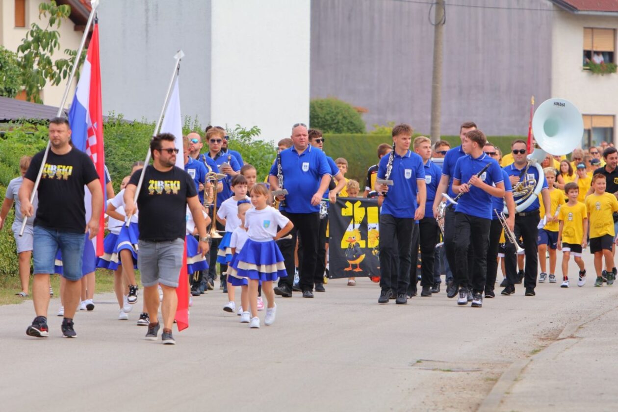 DAN MJESTA Savska Ves slavila uz budnicu, mimohod i nogomet (23) DAN MJESTA Savska Ves slavila uz budnicu, mimohod i nogomet (23)