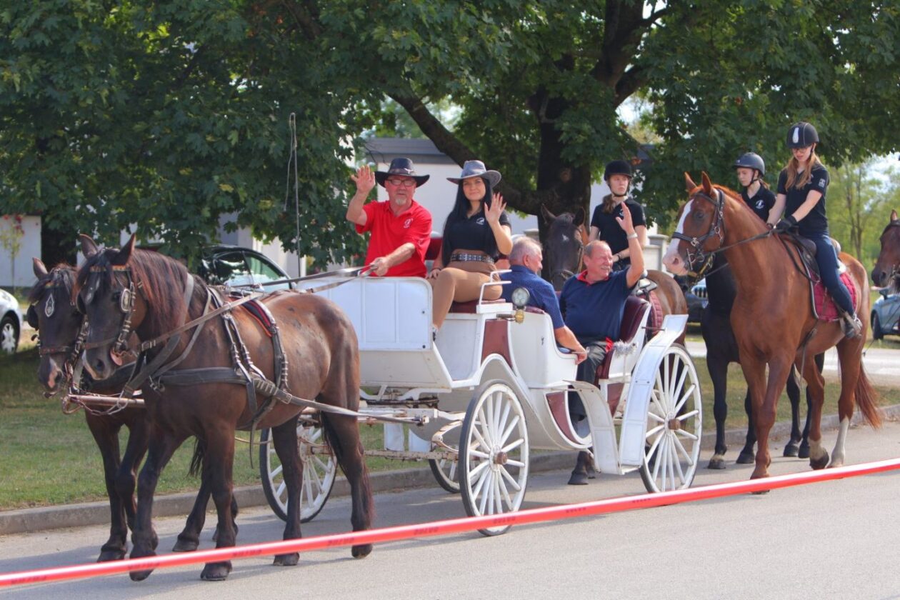 DAN MJESTA Savska Ves slavila uz budnicu, mimohod i nogomet (25) DAN MJESTA Savska Ves slavila uz budnicu, mimohod i nogomet (25)