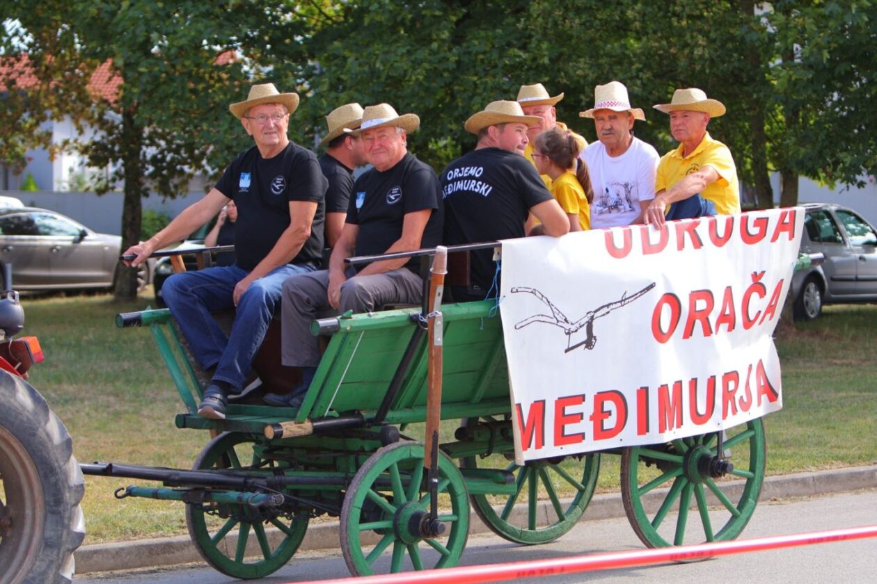 DAN MJESTA Savska Ves slavila uz budnicu, mimohod i nogomet (27) DAN MJESTA Savska Ves slavila uz budnicu, mimohod i nogomet (27)