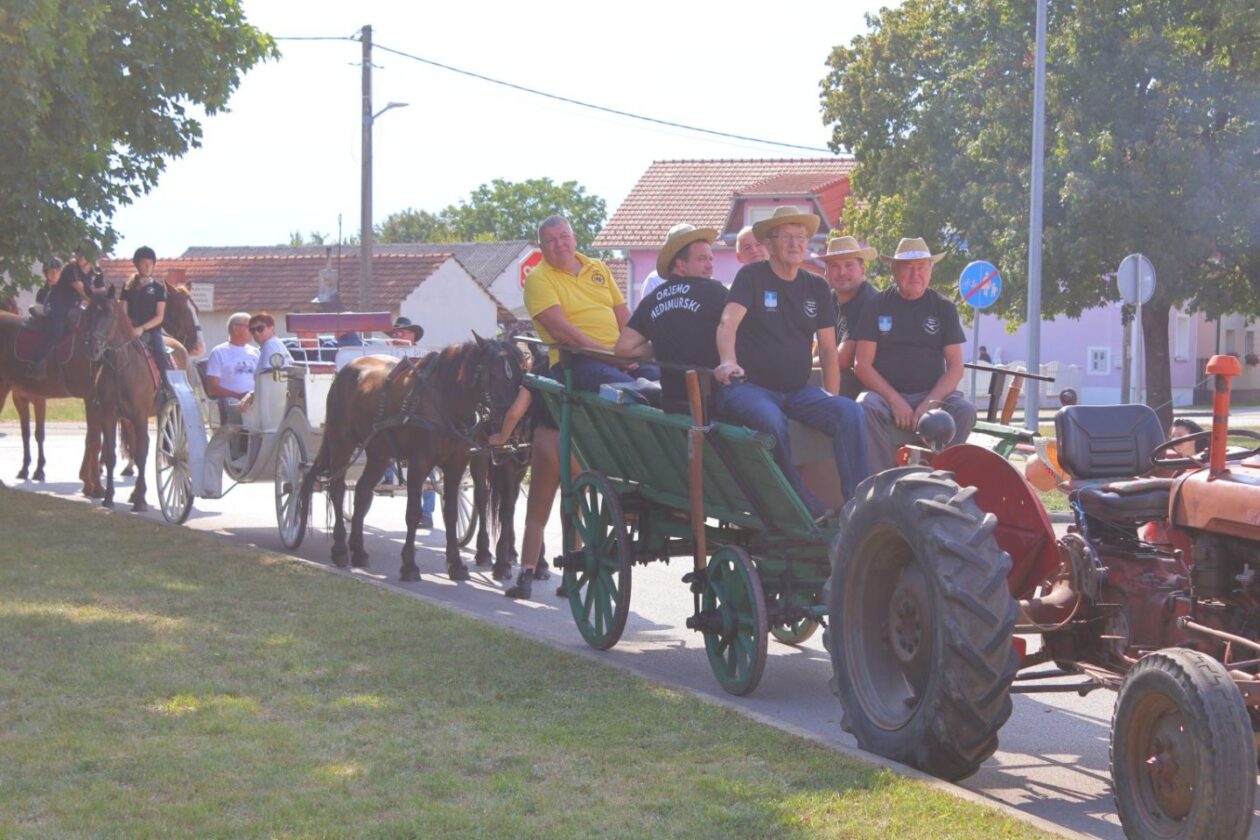 DAN MJESTA Savska Ves slavila uz budnicu, mimohod i nogomet (29) DAN MJESTA Savska Ves slavila uz budnicu, mimohod i nogomet (29)