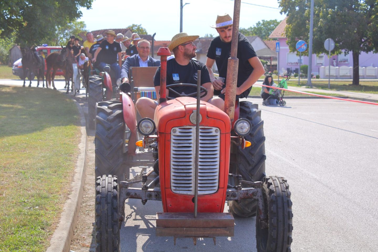 DAN MJESTA Savska Ves slavila uz budnicu, mimohod i nogomet (30)
