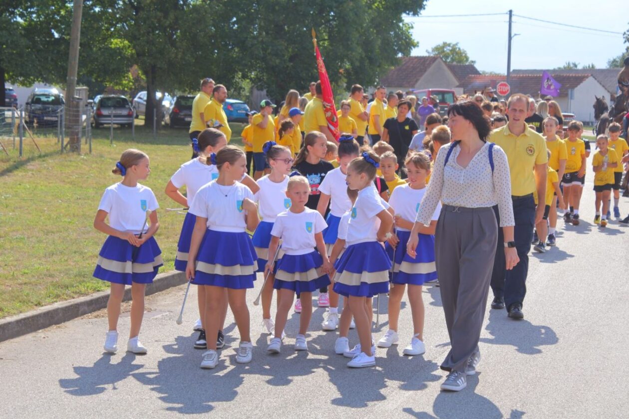 DAN MJESTA Savska Ves slavila uz budnicu, mimohod i nogomet (39) DAN MJESTA Savska Ves slavila uz budnicu, mimohod i nogomet (39)
