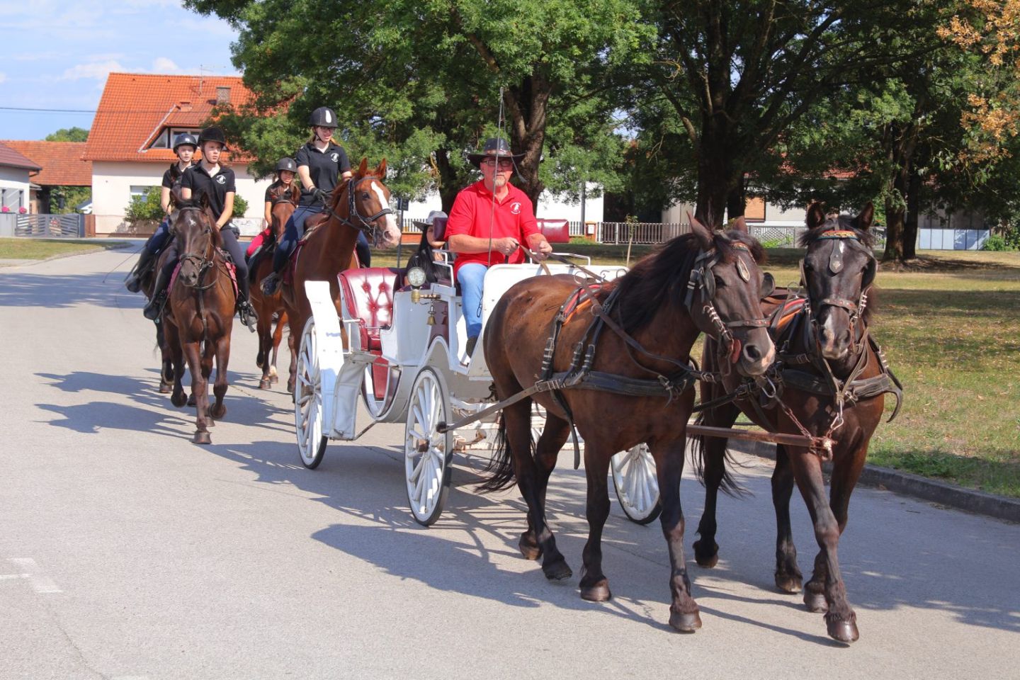 DAN MJESTA Savska Ves slavila uz budnicu, mimohod i nogomet (40)