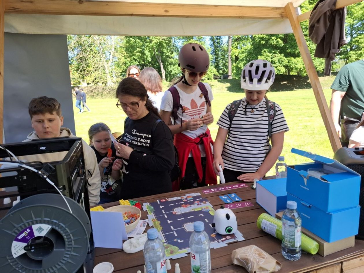 DAN TEHNIČKE KULTURE Perivoj Zrinskih pretvoren u centar robotike, znanja i kreativnosti (4)