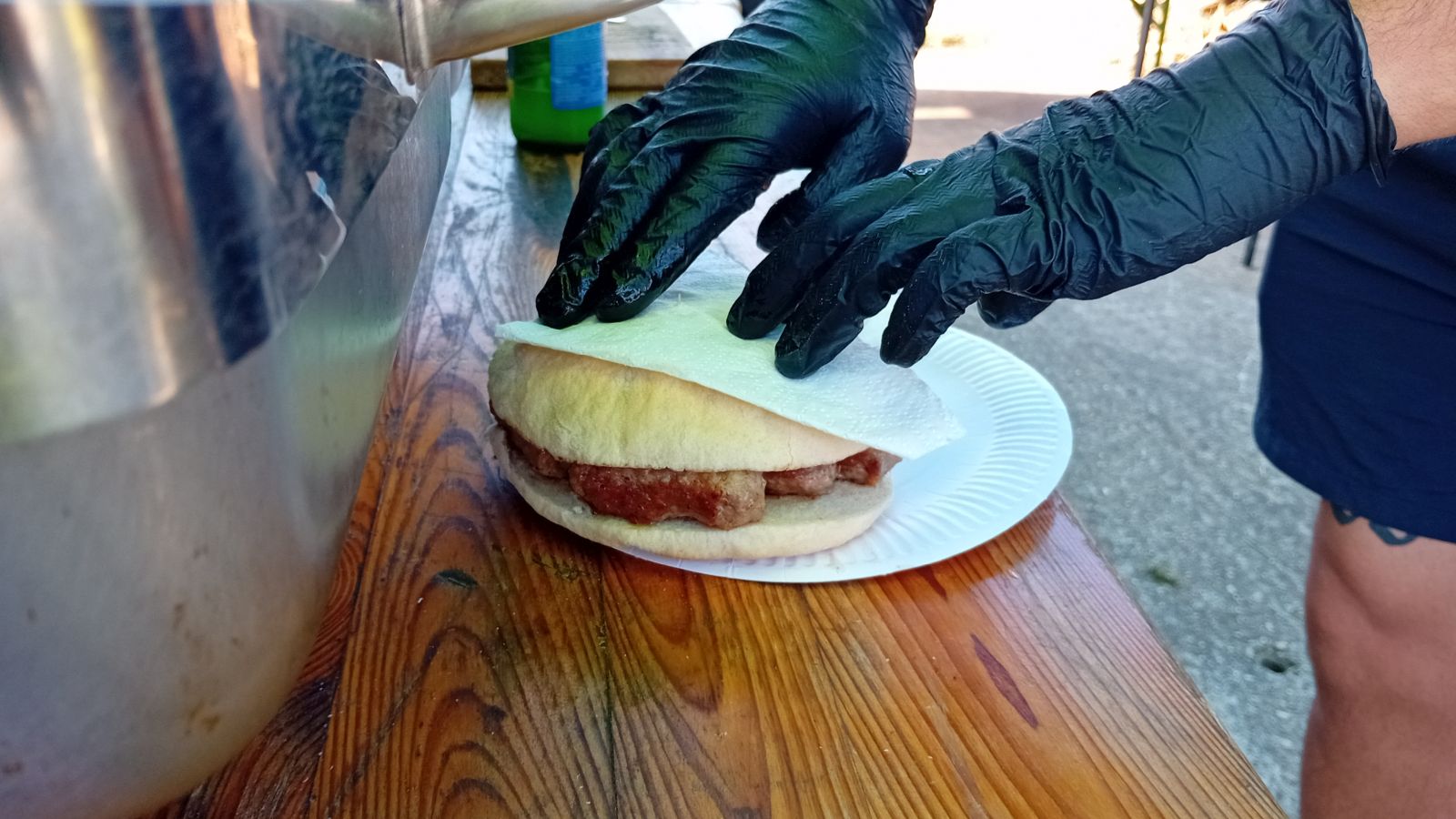 DARKO GRUBIĆ I KARLO LEVANIĆ Zasukali smo rukave i pečemo čevape za 600 ljudi (1) DARKO GRUBIĆ I KARLO LEVANIĆ Zasukali smo rukave i pečemo čevape za 600 ljudi (1)