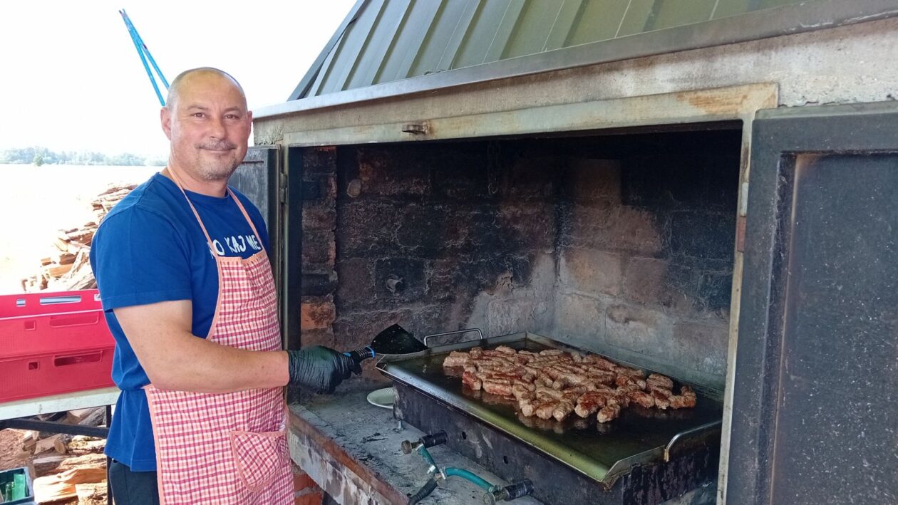 DARKO GRUBIĆ I KARLO LEVANIĆ Zasukali smo rukave i pečemo čevape za 600 ljudi (2)