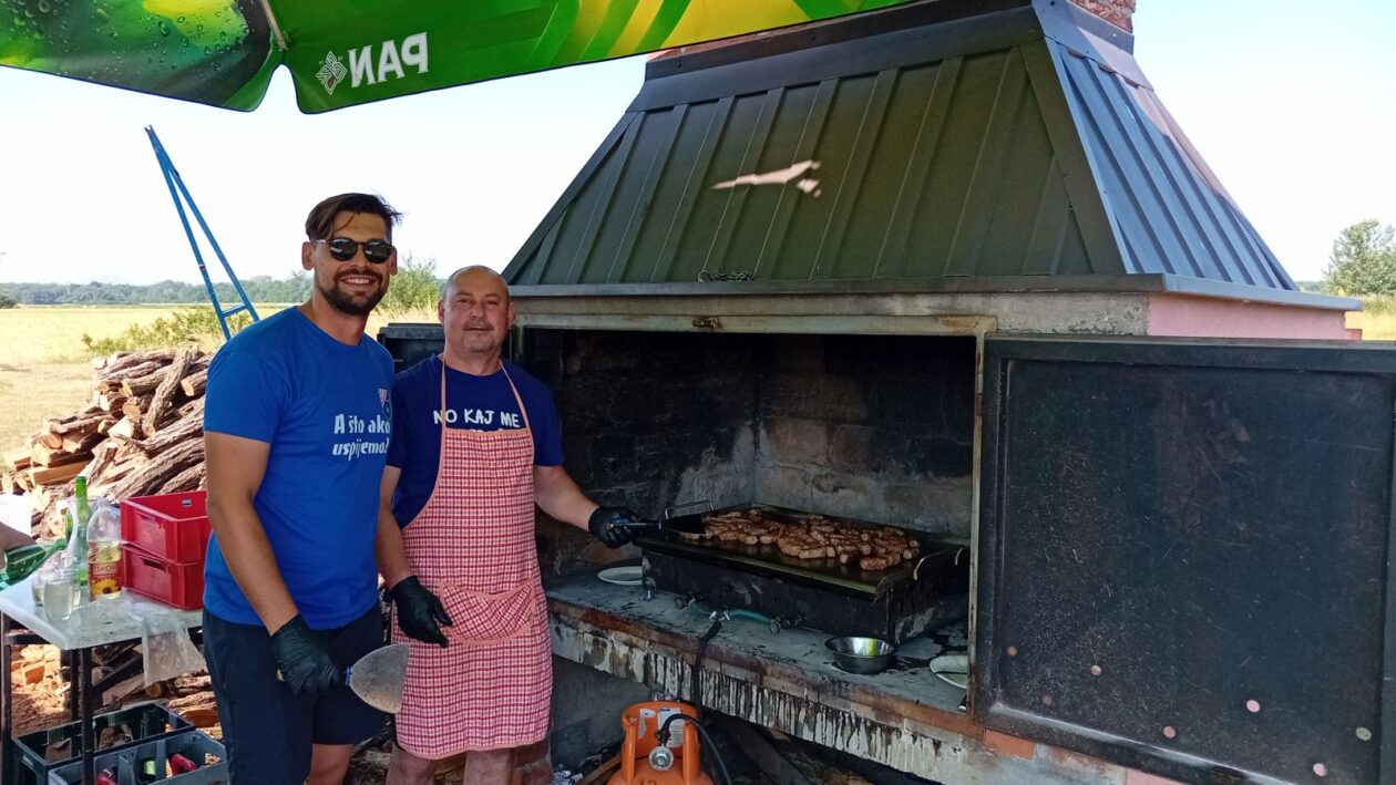 DARKO GRUBIĆ I KARLO LEVANIĆ Zasukali smo rukave i pečemo čevape za 600 ljudi (4)
