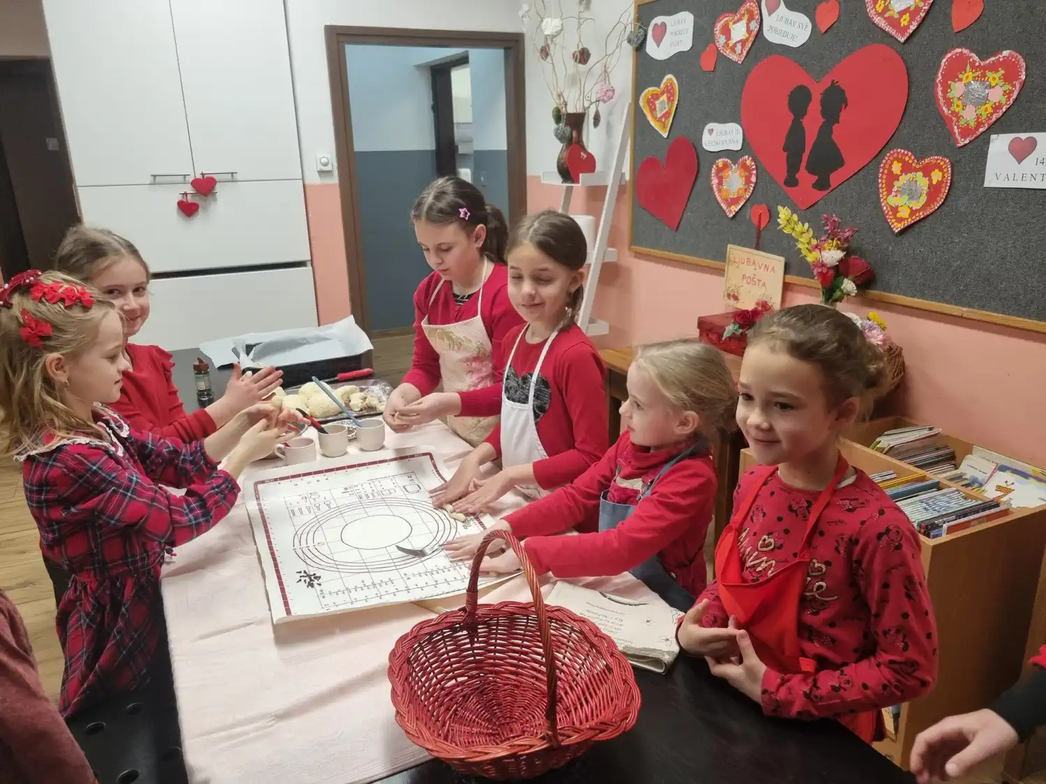 DEKANOVEC Ftičeki se ženiju – učenici Područne škole Florijana Andrašeca oživjeli stari međimurski običaj (10) DEKANOVEC Ftičeki se ženiju – učenici Područne škole Florijana Andrašeca oživjeli stari međimurski običaj (10)