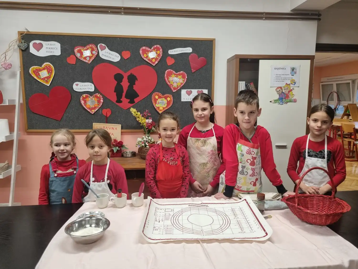 DEKANOVEC Ftičeki se ženiju – učenici Područne škole Florijana Andrašeca oživjeli stari međimurski običaj (11) DEKANOVEC Ftičeki se ženiju – učenici Područne škole Florijana Andrašeca oživjeli stari međimurski običaj (11)