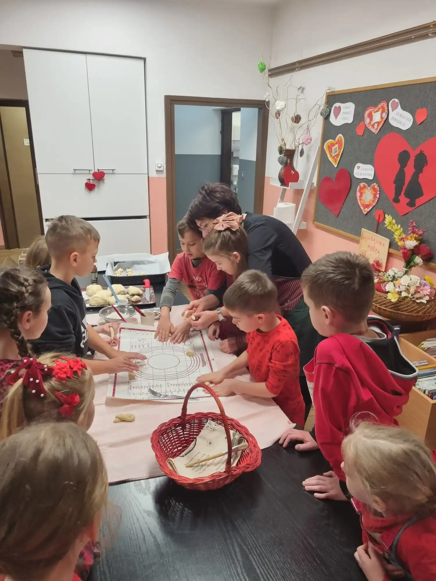 DEKANOVEC Ftičeki se ženiju – učenici Područne škole Florijana Andrašeca oživjeli stari međimurski običaj (4) DEKANOVEC Ftičeki se ženiju – učenici Područne škole Florijana Andrašeca oživjeli stari međimurski običaj (4)