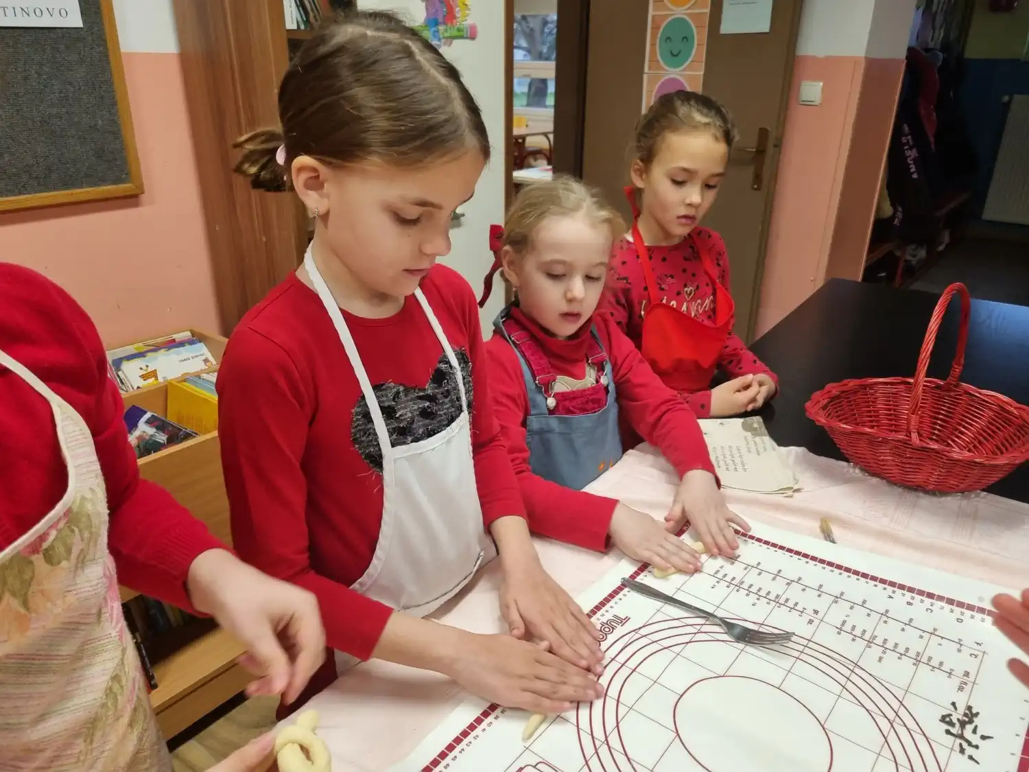 DEKANOVEC Ftičeki se ženiju – učenici Područne škole Florijana Andrašeca oživjeli stari međimurski običaj (7) DEKANOVEC Ftičeki se ženiju – učenici Područne škole Florijana Andrašeca oživjeli stari međimurski običaj (7)