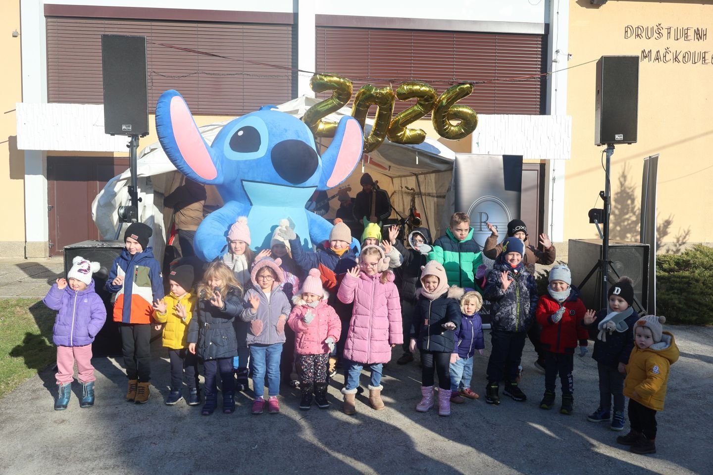 DJEČJI DOČEK Veselo podne u Mačkovcu slavi se ispred Društvenog doma (11)