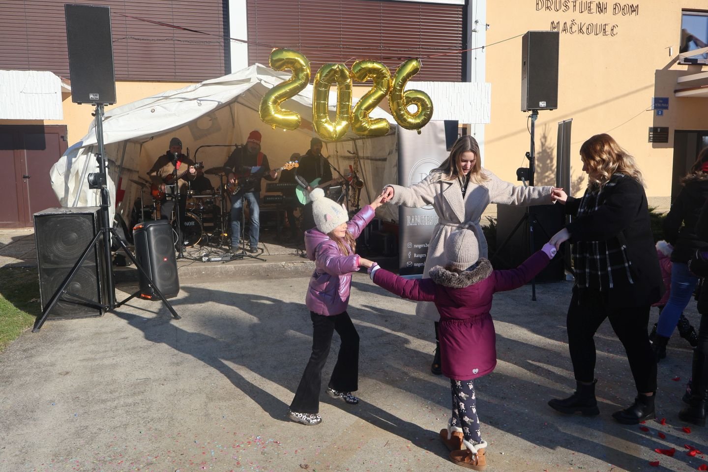 DJEČJI DOČEK Veselo podne u Mačkovcu slavi se ispred Društvenog doma (16)