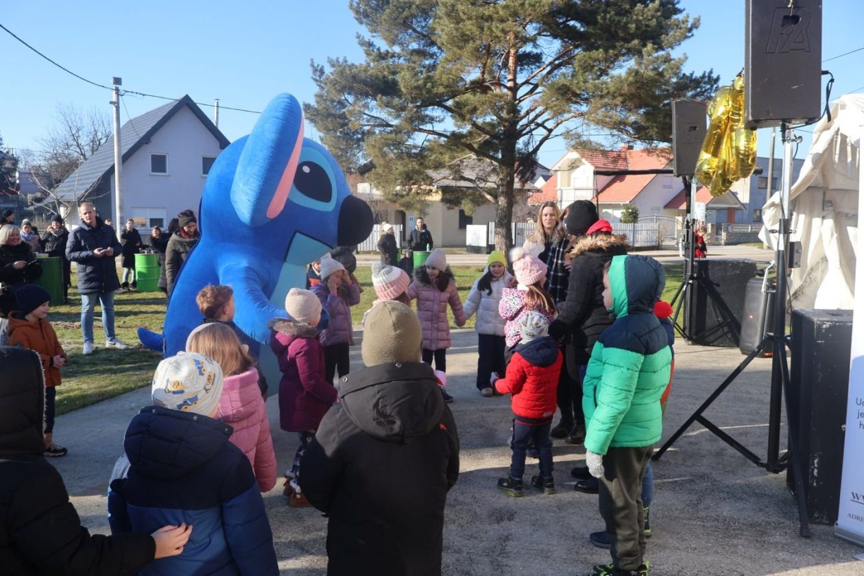 DJEČJI DOČEK Veselo podne u Mačkovcu slavi se ispred Društvenog doma (19)