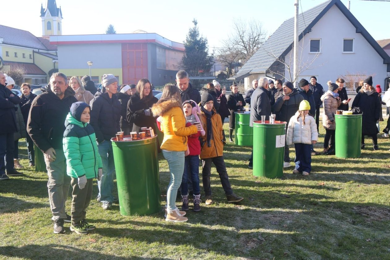DJEČJI DOČEK Veselo podne u Mačkovcu slavi se ispred Društvenog doma (2)