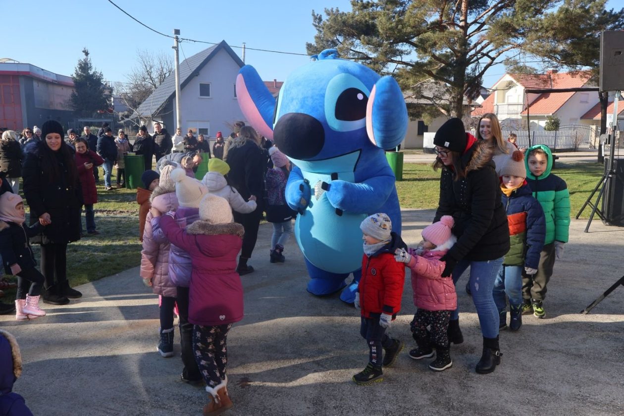 DJEČJI DOČEK Veselo podne u Mačkovcu slavi se ispred Društvenog doma (21)
