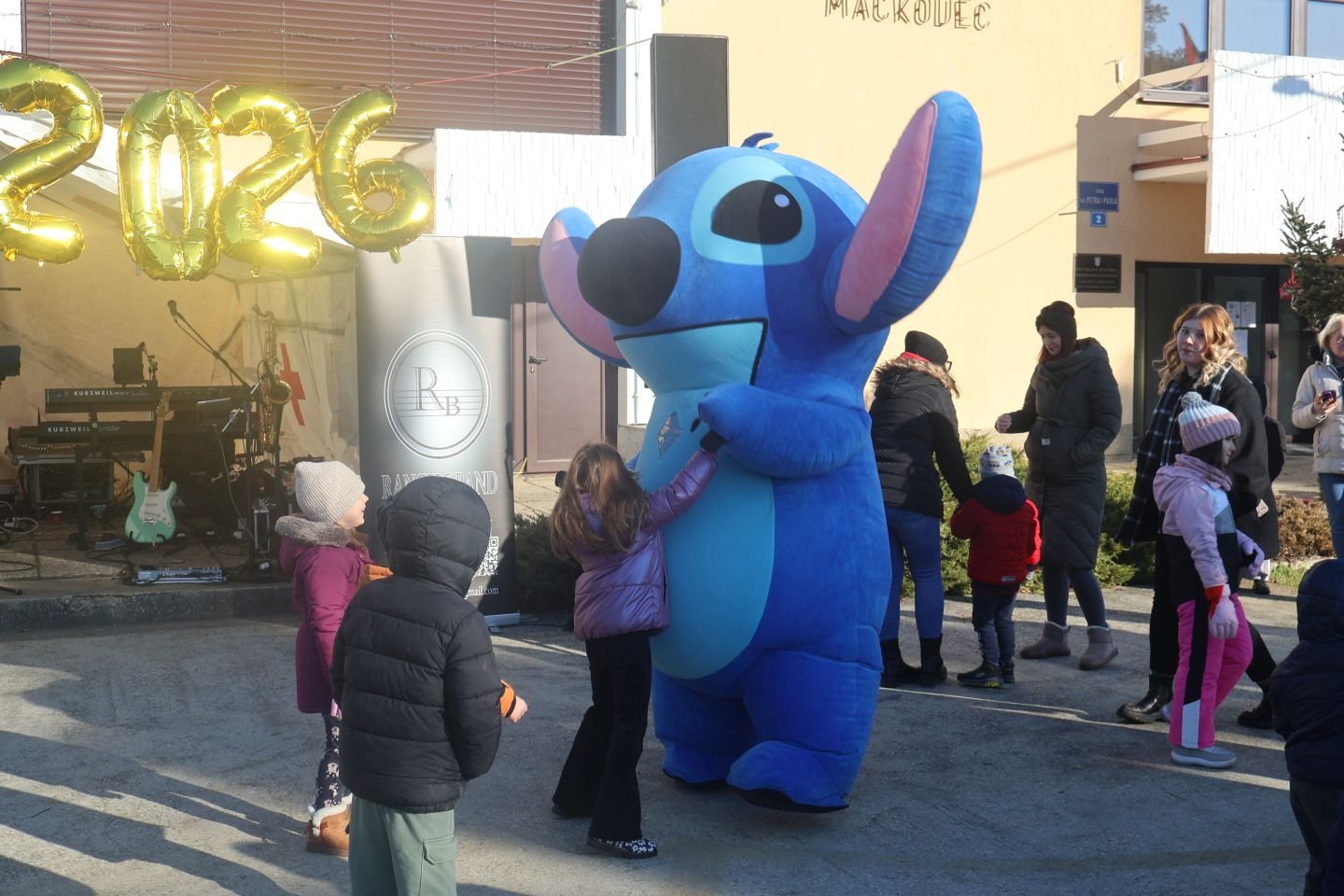 DJEČJI DOČEK Veselo podne u Mačkovcu slavi se ispred Društvenog doma (26)