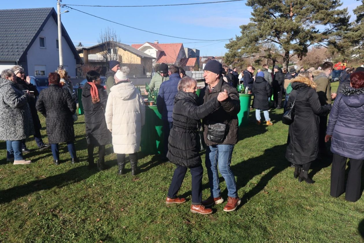 DJEČJI DOČEK Veselo podne u Mačkovcu slavi se ispred Društvenog doma (3)