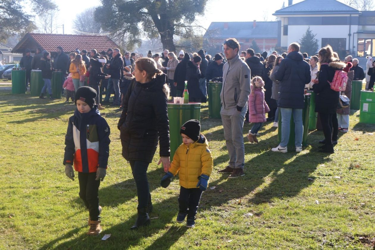 DJEČJI DOČEK Veselo podne u Mačkovcu slavi se ispred Društvenog doma (5)