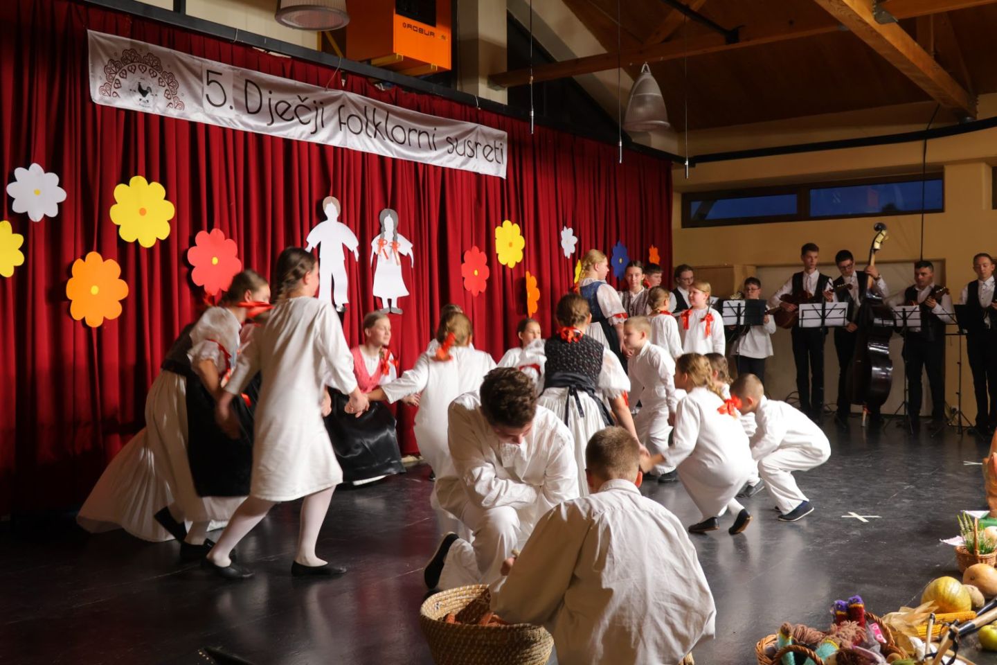 DJEČJI FOLKLORNI SUSRETI Rasplesani mališani iz Međimurja osvojili Žiškovec! (18)